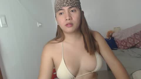 Snapshot of goldbella_ chatting on 02.27.25 bella online show from 02.27.25