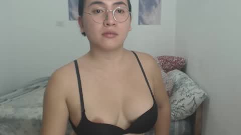 Snapshot of goldbella_ chatting on 11.22.25 bella online show from 11.22.25