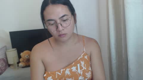 Snapshot of goldbella_ chatting on 11.24.25 bella online show from 11.24.25