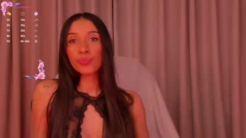 Snapshot of gorgeous_brunette chatting on 01.28.25 Rose online show from 01.28.25