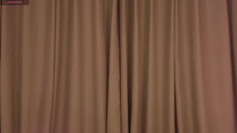 Snapshot of gorgeous_brunette chatting on 02.20.25 Rose online show from 02.20.25