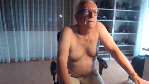 Snapshot of grandpach chatting on 09.28.25 grandpach online show from 09.28.25