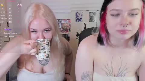 Snapshot of green_eyes_twinkl chatting on 11.14.25 Lina 3 online show from 11.14.25