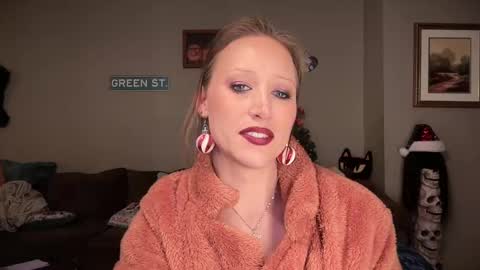 Snapshot of greenxxxqueen chatting on 12.22.24 SexQueen Nikki online show from 12.22.24