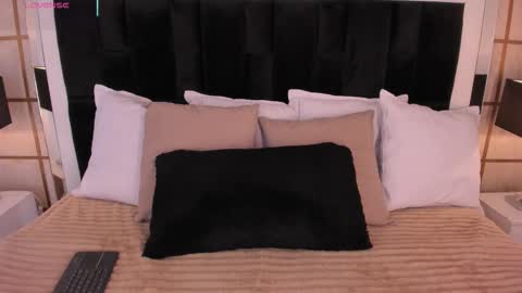 Greta Velvet  online show from 12.17.25