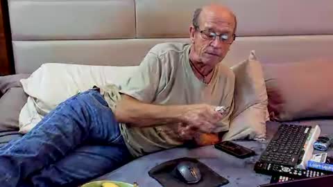 Snapshot of greyishere chatting on 02.19.25 Grey. If viewing your cam I am more likely to stay if you show your face. online show from 02.19.25