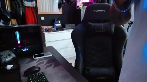 Snapshot of guayaco_ chatting on 11.17.25 Guayaco online show from 11.17.25