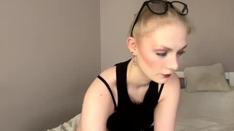 Snapshot of guessmygame chatting on 04.11.26 Vanessa online show from 04.11.26