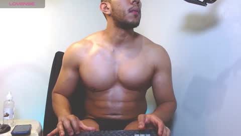 Snapshot of gurushake chatting on 07.15.26 holl latino online show from 07.15.26