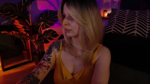 Snapshot of gwenhilton chatting on 01.25.25 gwenhilton online show from 01.25.25