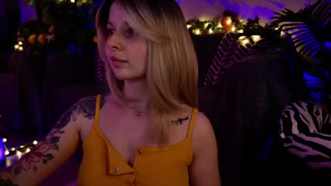 Snapshot of gwenhilton chatting on 02.13.25 gwenhilton online show from 02.13.25