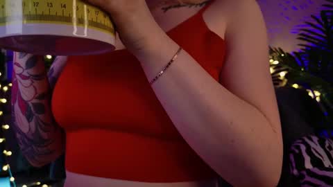 Snapshot of gwenhilton chatting on 02.18.25 gwenhilton online show from 02.18.25