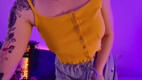 Snapshot of gwenhilton chatting on 10.03.25 gwenhilton online show from 10.03.25