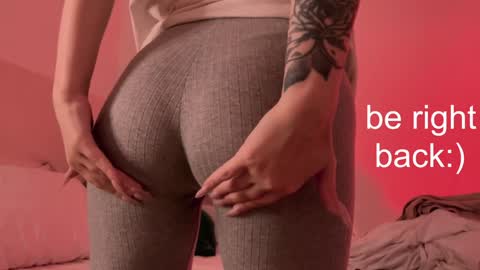 Snapshot of h2h0e chatting on 01.06.25 Lana online show from 01.06.25