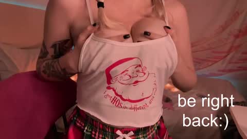 Snapshot of h2h0e chatting on 02.26.25 Lana online show from 02.26.25