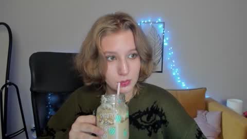 Snapshot of haileyfoxy chatting on 10.01.25 Hailey online show from 10.01.25