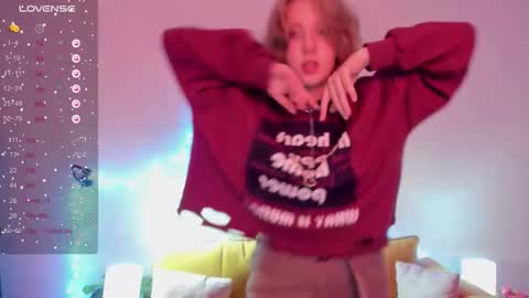 Snapshot of haileyfoxy chatting on 10.08.25 Hailey online show from 10.08.25