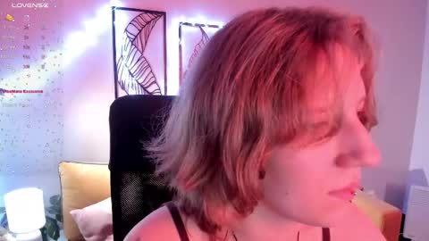 Snapshot of haileyfoxy chatting on 10.25.25 Hailey online show from 10.25.25