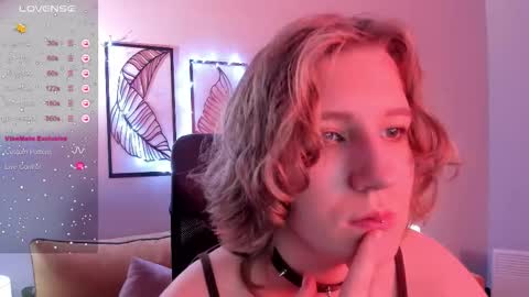 Snapshot of haileyfoxy chatting on 10.30.25 Hailey online show from 10.30.25