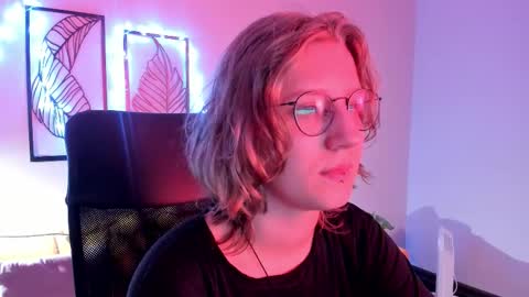 Snapshot of haileyfoxy chatting on 11.17.25 Hailey online show from 11.17.25