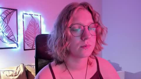 Snapshot of haileyfoxy chatting on 11.18.25 Hailey online show from 11.18.25