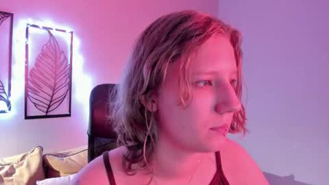 Snapshot of haileyfoxy chatting on 11.20.25 Hailey online show from 11.20.25