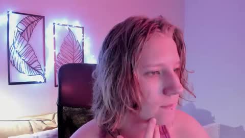 Snapshot of haileyfoxy chatting on 11.21.25 Hailey online show from 11.21.25