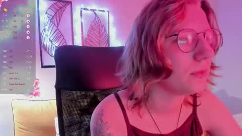 Snapshot of haileyfoxy chatting on 11.22.25 Hailey online show from 11.22.25