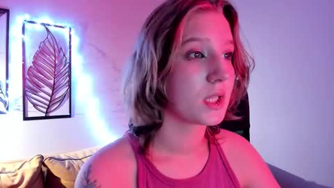 Snapshot of haileyfoxy chatting on 11.30.25 Hailey online show from 11.30.25