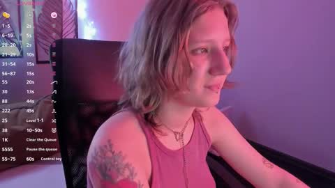 Snapshot of haileyfoxy chatting on 12.04.25 Hailey online show from 12.04.25