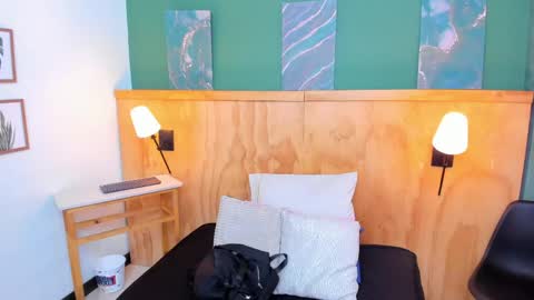 Halley Lorens online show from 04.20.26