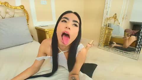 Snapshot of halliestone chatting on 11.28.25 Hallie Stone online show from 11.28.25