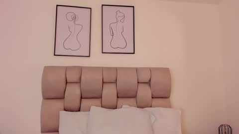 hanna__evans_ online show from 09.17.25