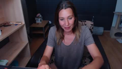 Snapshot of hanna_ha chatting on 06.19.26 hanna_ha online show from 06.19.26