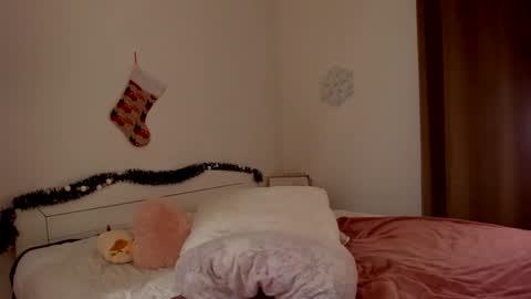 HannahIm a simple girl who likes gifts Lovense is activeThere are legends that in this room all your wish can come true online show from 12.26.24