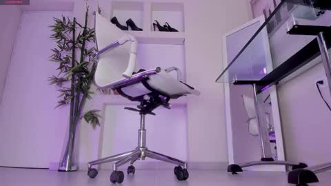 HANNAH HOWELL online show from 02.05.26