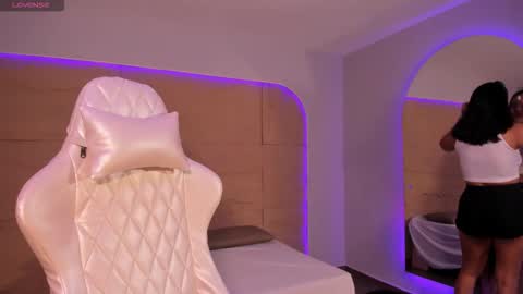 hannahmonttgomery  Help me reach 100 Hands up online show from 12.01.25