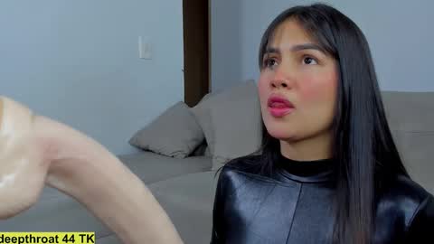 Snapshot of hannathompson___ chatting on 10.17.25 Hanna online show from 10.17.25