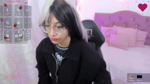 Snapshot of hanni_tay chatting on 12.03.25 HANNI online show from 12.03.25