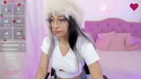 Snapshot of hanni_tay chatting on 12.05.25 HANNI online show from 12.05.25