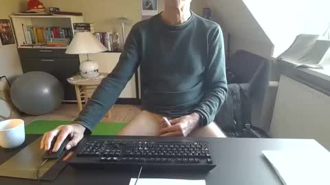 Snapshot of hanse_1 chatting on 10.16.25 Hanse online show from 10.16.25