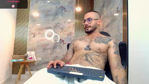 Snapshot of hanz_col chatting on 12.23.24 hanz_col online show from 12.23.24