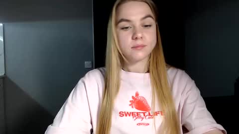 Snapshot of happy_fox_ chatting on 01.28.25 happy_fox_ online show from 01.28.25