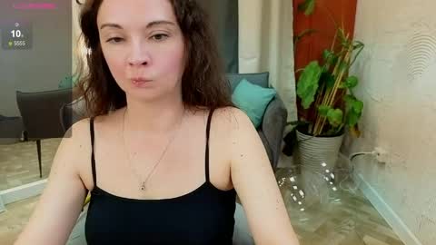 Snapshot of harmoni_love chatting on 05.31.26 Alice online show from 05.31.26