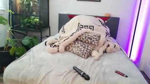 Hazeleo online show from 03.17.26