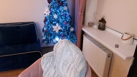 Snapshot of heaven_chloe chatting on 12.15.24 Heaven girl online show from 12.15.24