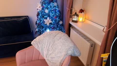 Snapshot of heaven_chloe chatting on 12.17.24 Heaven girl online show from 12.17.24