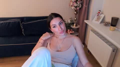 Snapshot of heaven_chloe chatting on 10.06.25 Heaven girl online show from 10.06.25