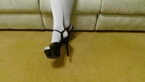 Snapshot of heavenlyheels chatting on 10.26.25 heavenlyheels online show from 10.26.25