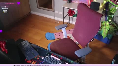 Snapshot of heidiluceous chatting on 01.14.25 Heidi brunette Foxy red head and Carrie blondie online show from 01.14.25